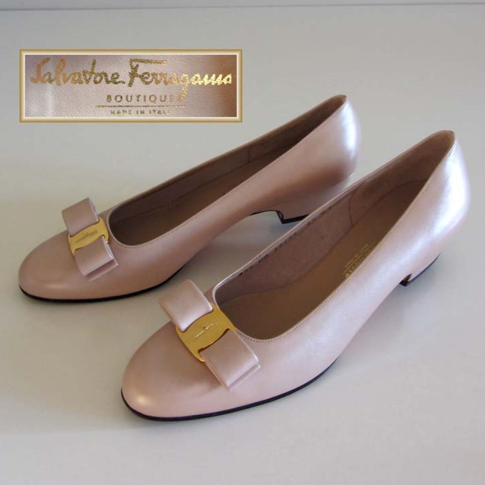 FERRAGAMO Vara bow buckle block heel pumps 8 1/2 Italy